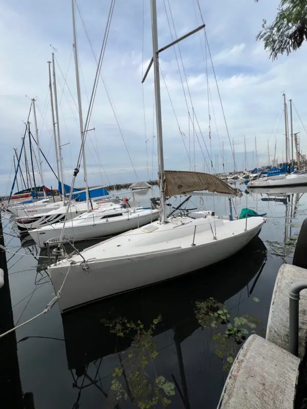 Velero Corum 200
