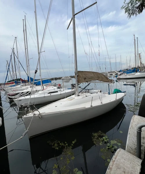 Velero Corum 200